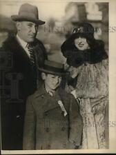 1925 Press Photo Morris Felt with Wife and Son Cornelius, Age 10 picture