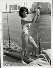 1981 Press Photo Actress Pam Long on sailing yacht in New York Harbor. picture