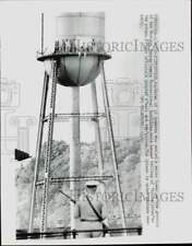1992 Press Photo Inmates hold banner atop a water tower in a Pennsylvania prison picture