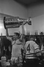 Frank Mahovlich Toronto Maple Leafs raises Stanley Cup over hea- 1962 Old Photo picture