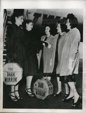 1946 Press Photo New York Vesta and Veda Ryker greet Sinclair triplets NYC picture