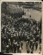 1931 Press Photo Policemen holding back part of the huge crowd picture