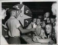 1937 Press Photo Techwood in Atlanta GA Bill Jenkins, Jacqueline Smith at games picture