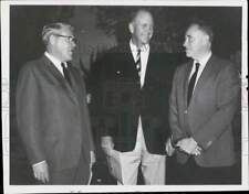 1969 Press Photo James Walter, Ivan Tors of Jim Walter Corporation with friend picture