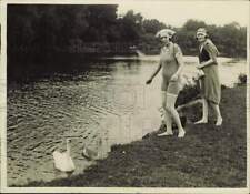 1922 Press Photo Osa Marsh & Marquise de Rocher with swans at Thames Riverside picture