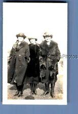 FOUND VINTAGE PHOTO A_0480 PRETTY WOMEN IN COATS POSED TOGETHER picture