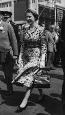 Queen Elizabeth Ii Arrives For The Hurst Park Meeting 1957 Old Photo picture