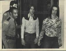 1975 Press Photo Police escort suspected murderers into Albany, New York court picture