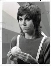 1977 Press Photo Actress Judy Carne stars on 