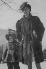 7E Photograph *Creased* Mother Fur Coat Hat Portrait Girl Daughter Family 1940s picture