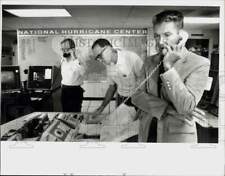 1985 Press Photo Neil Frank speaks on the phone at National Hurricane Center picture