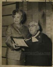 1969 Press Photo Mrs. W. J. Winsberg with Mrs. Arthur H. Reiter with Union-Gram picture