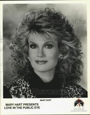 1990 Press Photo Host Mary Hart presents 