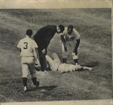1965 Press Photo Al Kaline Falls While trying to field a Fly Ball in Detroit picture