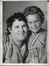 1946 Press Photo Bakersfield Cal, Mrs Dorothy Walters & daughter Goldie picture