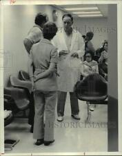 1975 Press Photo Surgeon Dr. Denton Cooley addresses couple in a waiting room picture