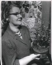 1961 Press Photo Mrs Ogden, cactus plant is a century old, sister had it for picture