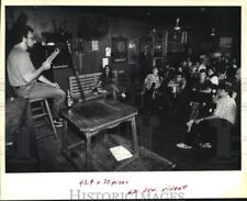 1990 Press Photo Poet Terry Forrette reads for the audience at Ruby's Roadhouse picture