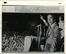 1975 Press Photo Reds baseball catcher Johnny Bench & wife at rally, Cincinnati picture