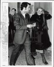 1971 Press Photo Rachel Roberts and attorney arrive at Santa Monica Courthouse. picture