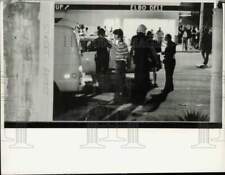 1976 Press Photo Police arrest students during New Year's riot, Fort Lauderdale picture