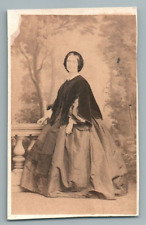 CDV A WOMAN PHOTOGRAPHED UNDER THE SECOND EMPIRE FASHION HISTORY 1860 PHOTO picture