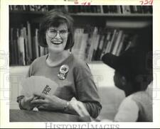 1989 Press Photo Ruby Lyons plays a game of Old Maid at Children's Hospital picture