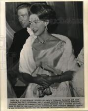 1962 Press Photo Princess Margaret & Lord Snowdon arrive at London's Opera House picture