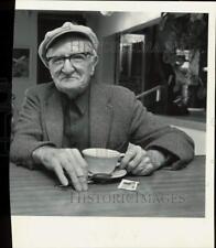 1980 Press Photo Herbert Thom relaxes over coffee at Catholic Seamen's Club. picture