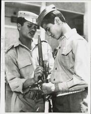 1967 Press Photo Abdel Hamid fixing bayonet with Futewa at training in Cairo picture