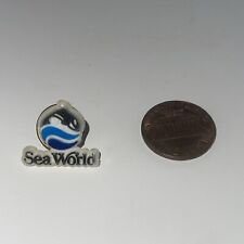 Vintage Sea World Plastic Pin Badge Logo Souvenir Memorabilia Collectables picture