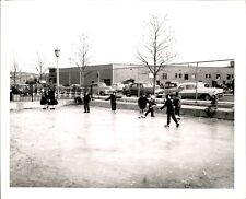LD347 Original Photo KIDS ICE SKATING IN QUEENS NEW YORK WINTER ICE RINK picture