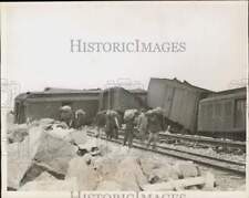 1945 Press Photo Rescue workers haul mail sacks from train wreckage, Bagley, UT picture