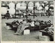 1969 Press Photo Hippies sleep on benches at Dam Square in Amsterdam - kfx56595 picture