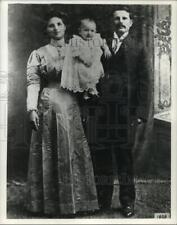 1909 Press Photo Italian family posing for a picture - mjx32914 picture