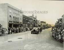 1928 Press Photo Crowd watches as President Coolidge parades in Hibbing, MN picture