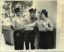 1974 Press Photo New Orleans Police recruiting booth manned by officers. picture