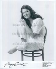 1983 Press Photo Contemporary Christian Singer Amy Grant Sitting Barefoot 1980s picture