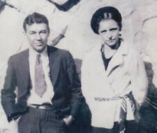 Clyde Barrow & Bonnie Parker, Bonnie & Clyde Us Outlaw Bank Robbers Old Photo 9 picture