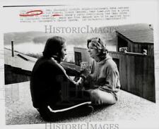 1975 Press Photo Baseball player Johnny Bench & fiance at Cincinnati home patio picture