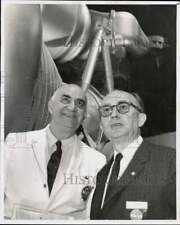 1962 Press Photo George Manoy & Werner Voss with F1 model, Seattle's World Fair picture