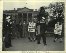1961 Press Photo World War II Demonstrators Picket at White House - lrx26721 picture