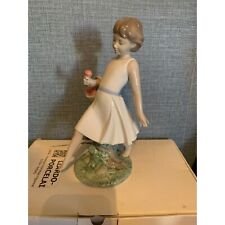 LLADRO NAO 1828 Barefoot Stroll Girl Mint Condition Original Box Retired picture