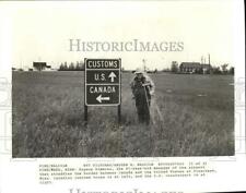 1979 Press Photo Eugene Simmons at airport on Minnesota-Canadian border picture