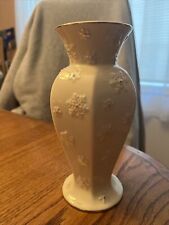 Lenox Winter Splendor Snowflake Gold Trim Bud Vase Snowflake 8” Tall picture