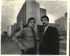 1987 Press Photo Lieutenant Antoine Saacks & officer Larry Lombas - noc28733 picture