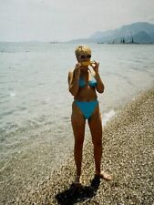 2003 Pretty Woman Eating Delicious Corn Lady Bikini Beach Vintage Photo Snapshot picture