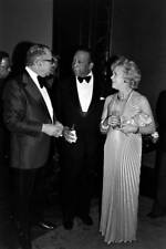 Art Buchwald attends an event at the Smithsonian Institution - 1977 Old Photo 1 picture