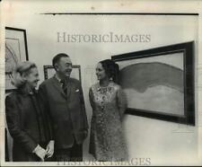 1970 Press Photo Louisiana Gallery owner Joan Crystal chats with patrons picture