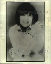 1977 Press Photo Carolyn Jones stars in 